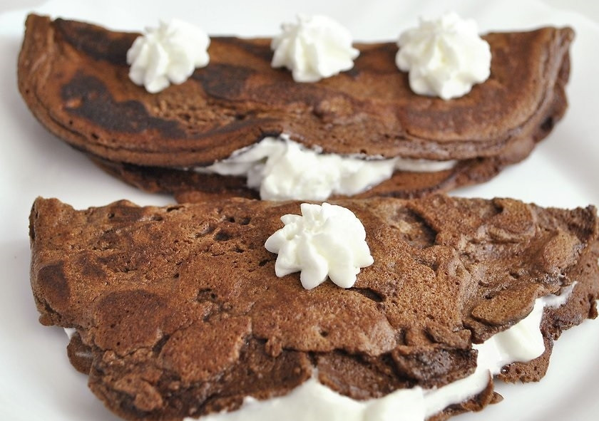 1. Этап. Шоколадный омлет: 6. Взбейте оставшиеся сливки и начините ими омлет, сверните его пополам, украсьте сливками и подавайте.