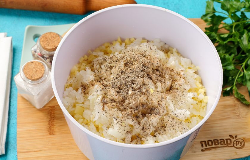 1. Этап. Вареники на пару: Для сочности добавьте нарезанный мелкими кубиками лук, соль по вкусу и любимые специи. У меня молотый перец, щепотка кориандра и зиры.