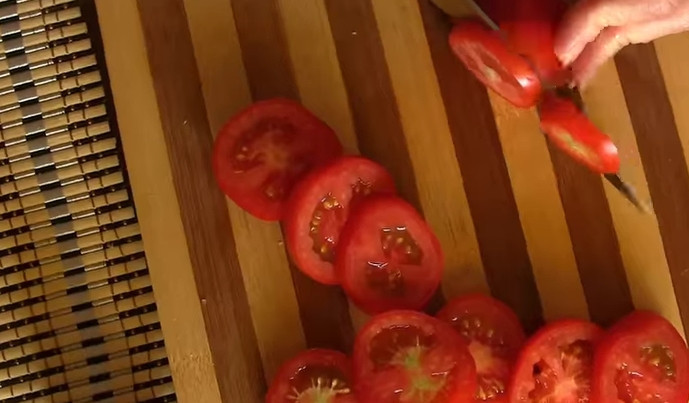 1. Этап. Пирожки Бомбочки без дрожжей: 4. Помидоры нарежьте кольцами.