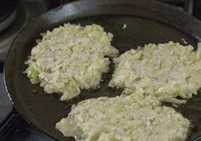 1. Этап. Постные котлеты из кабачков: 7. В хорошо разогретую сковороду вливаем масло. Аккуратно выкладываем тесто и переворачиваем как только подрумянится одна сторона.