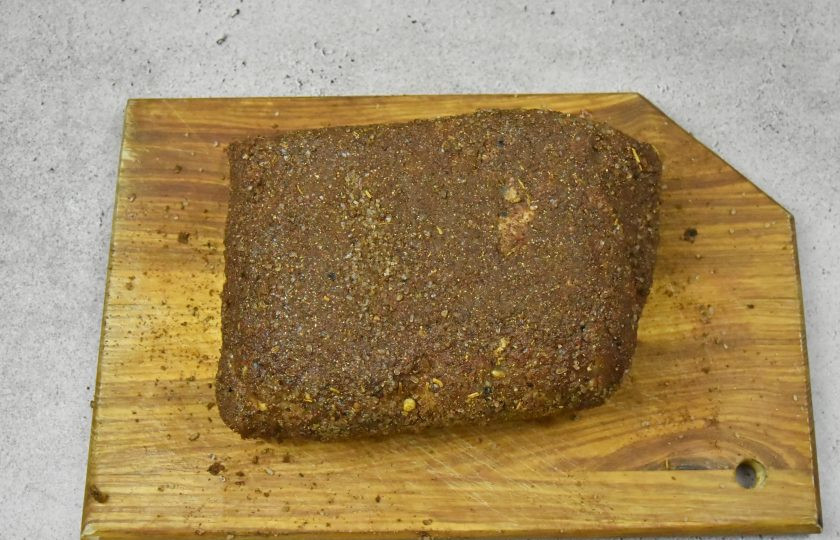 1. Этап. Коппа: Через 9 дней достаньте мясо из холодильника и натрите его оставшейся половиной специй.
