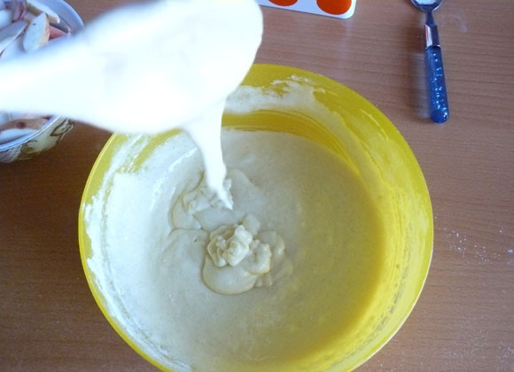 1. Этап. Шарлотка на сметане: 2. В конце можно добавить муку и все тщательно перемешать. Пользоваться миксером не стоит, поскольку это тесто нежное и его следует просто перемешивать. Масса должна получиться как густая сметана и без комков.