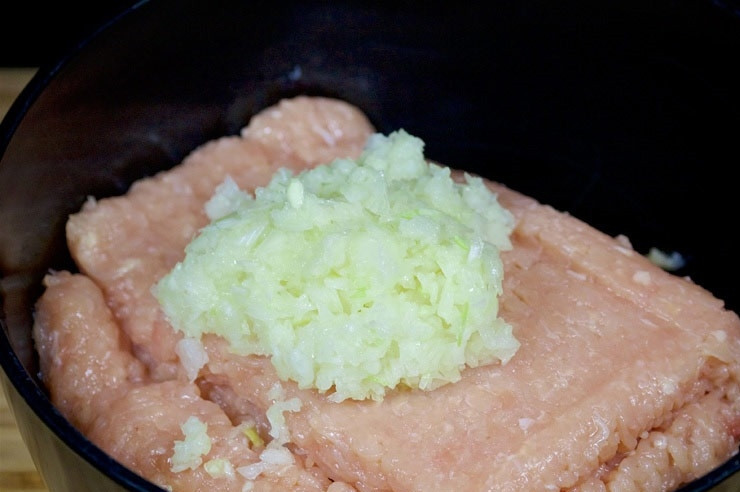 1. Этап. Котлеты из курицы и капусты: 3. Следом — лук.