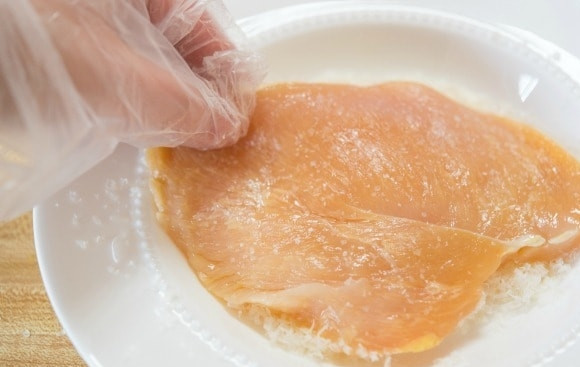 1. Этап. Куриное филе в сырной панировке: 3. Филе разрежьте на 4 части. Смажьте их солью и перцем.