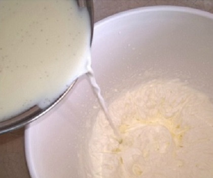 1. Этап. Натуральное мороженое: Когда сливки взобьются до пышной устойчивой консистенции, не прекращая взбивать, тонкой струйкой вливаем охлажденное молоко. И взбиваем до пышной и однородной массы.