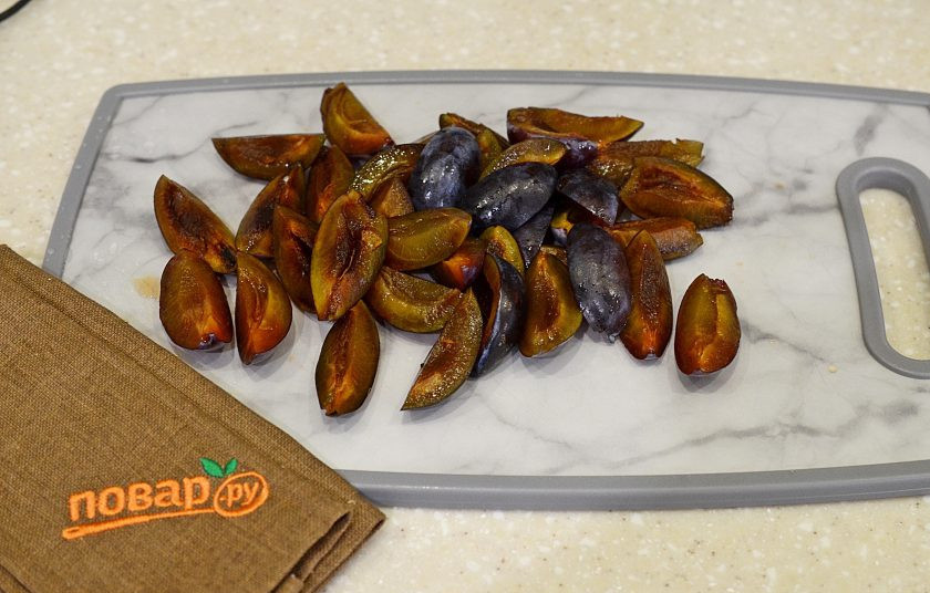 1. Этап. Песочный сливовый пирог: 5. У слив удалите косточки и нарежьте на четвертинки.