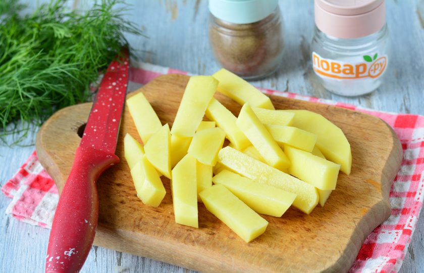 1. Этап. Жареная картошка с грудинкой: Картофель почистите и нарежьте брусочками.