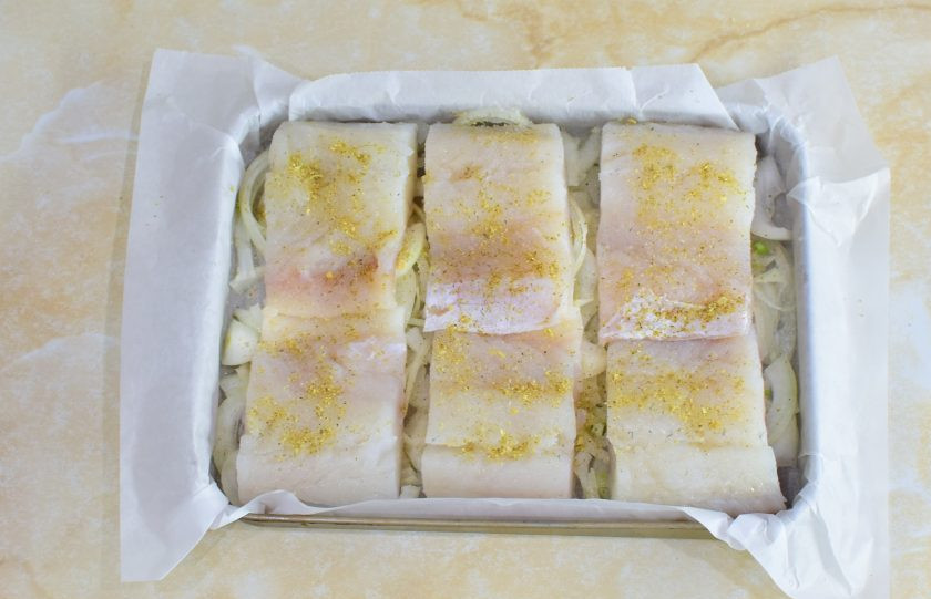 1. Этап. Судак с лимоном в духовке: Рыбу разложите по луку. Посыпьте по вкусу солью и специями.