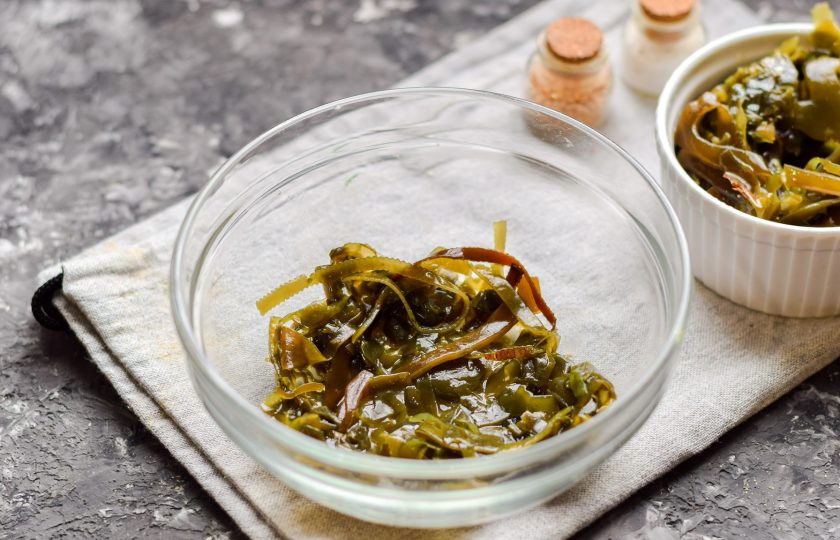 1. Этап. Салат Морское дно с морской капустой: Первым слоем выложите в салатник морскую капусту.