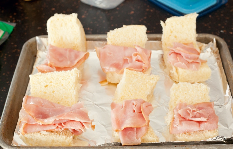 1. Этап. Простые сэндвичи с пикантным соусом: 2. Разложите ветчину.