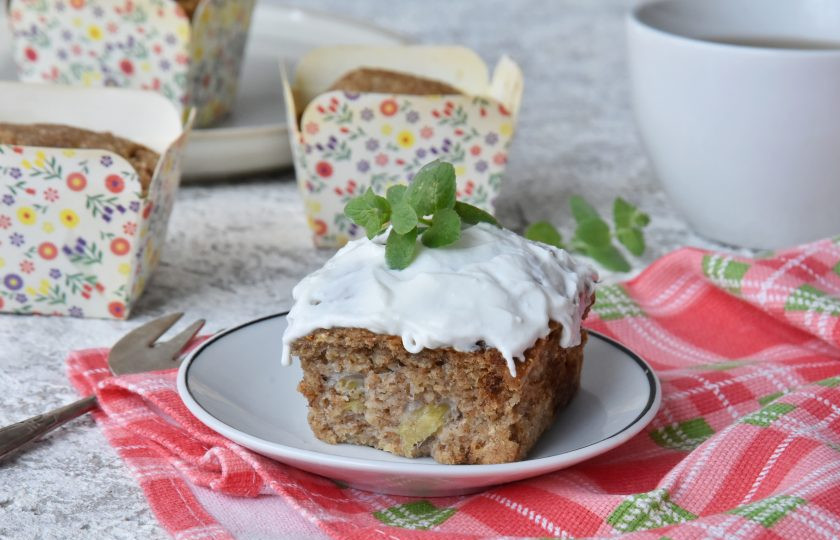 1. Этап. Банановые кексы без сахара: Выпекайте банановые кексы в духовке разогретой до 170 градусов 20 минут. Готовность выпечки проверьте деревянной лучинкой. Верх готовых кексов можно покрыть глазурью из мягкого творога, смешанного с сахарозаменителем.