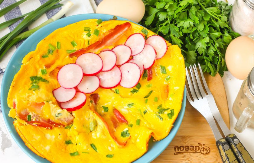 1. Этап. Омлет на ряженке: Разрежьте его пополам и выложите на тарелку, подайте к столу с нарезкой редиса, соусами, тостами и ароматным чаем.