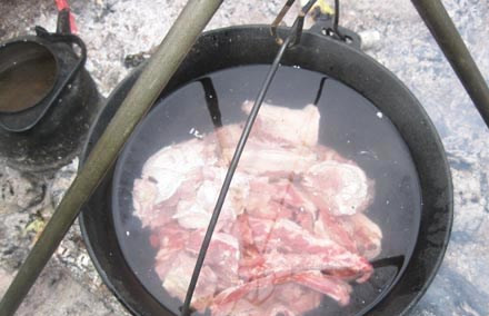 1. Этап. Бухлёр из баранины: 1. Мясо режем порционными кусками (чтобы каждому по куску-второму досталось!) и отправим в большой казан. Доводим до кипения и снимаем пену.