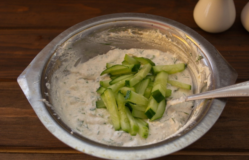 1. Этап. Творог с зеленью и огурцом: В полученную массу выкладываем нарезанный соломкой свежий огурец.Снова перемешиваем.