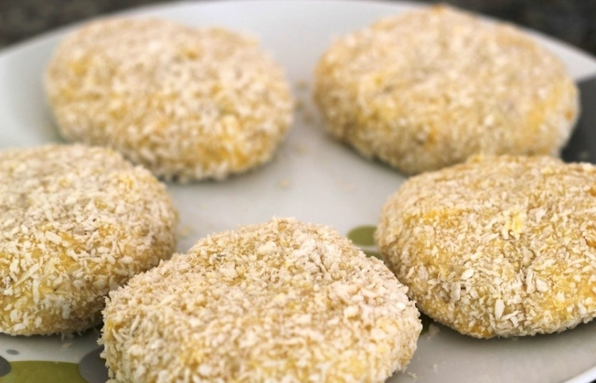 1. Этап. Крабовые крокеты: Наконец, обваливаем крокеты в панировочных сухарях.