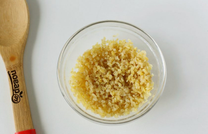 1. Этап. Ленивые голубцы с булгуром: Булгур промойте и залейте 100 мл. кипятка.