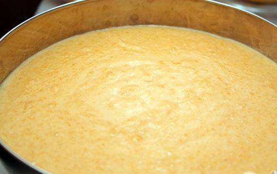 1. Этап. Желе из абрикосов: 5. Теперь в теплые сливки добавляем абрикосового пюре и растворенного желатина, все хорошенько перемешиваем. Для того, чтобы желе застыло, ставим его на холод в нужной нам форме.