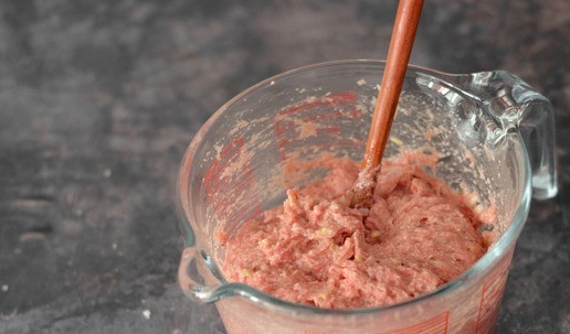 1. Этап. Рулет из утиного фарша с яйцом: Тщательно вымесите фарш лопаточкой и оставьте на полчаса, чтобы манка набухла.