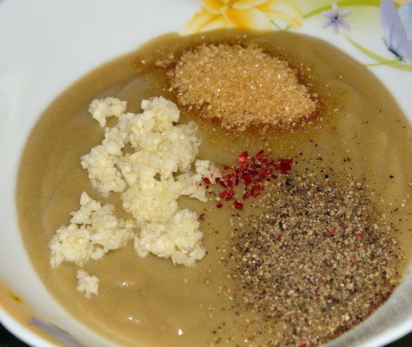 1. Этап. Соус из фейхоа: Мелко нарубите чеснок и зелень. Добавьте их и все приправы (соль, сахар, перцы) к получившемуся пюре.