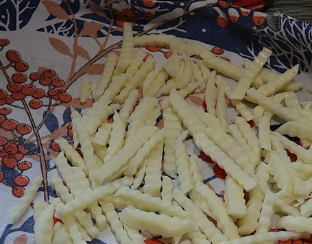 1. Этап. Теплый салат с печенью индейки: Картофель промыть и тщательно обсушить.