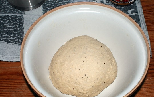 1. Этап. Булочки на живых дрожжах: 5. Соедините масло с молоком и мукой. Замесите однородное тесто.