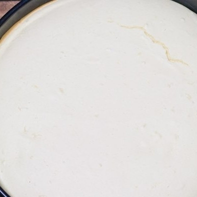 1. Этап. Чизкейк с ежевикой, малиной и гранатом: Достаем форму из холодильника, выливаем в нее и равномерно распределяем сливочную начинку. Ставим в духовку. Выпекаем 15 минут при 175 градусах, затем сбавляем температуру до 120 градусов и выпекаем еще 30 минут. Затем достаем из духовки, остужаем и ставим в холодильник.