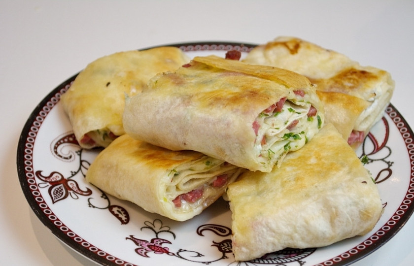 1. Этап. Жареный лаваш с колбасой и сыром: Жареный лаваш с колбасой и сыром выложите на тарелку.