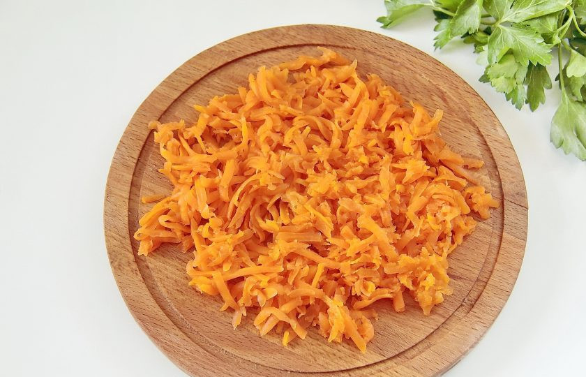 1. Этап. Салат желейный, слоеный: 4. Морковь отварите до готовности, охладите и тоже измельчите при помощи терки.