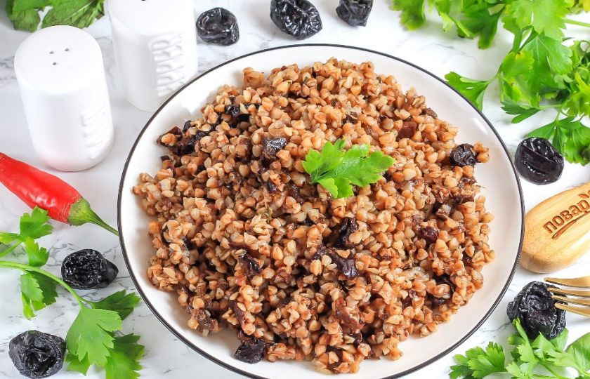 1. Этап. Постная гречневая каша с черносливом: Выложите гречку с черносливом на тарелки и подайте к столу горячей.