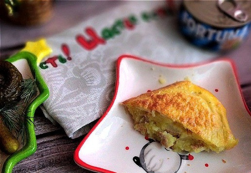 1. Этап. Картофельная запеканка с консервированным тунцом: Для меня 2 порции получаются очень большими из количества этих ингредиентов. Вполне можно разделить на три. Конечно, кто сколько съест! Если вы хотите взять большую форму для большего количества порций, просто все ингредиенты увеличьте пропорционально (конечно, кроме масла).