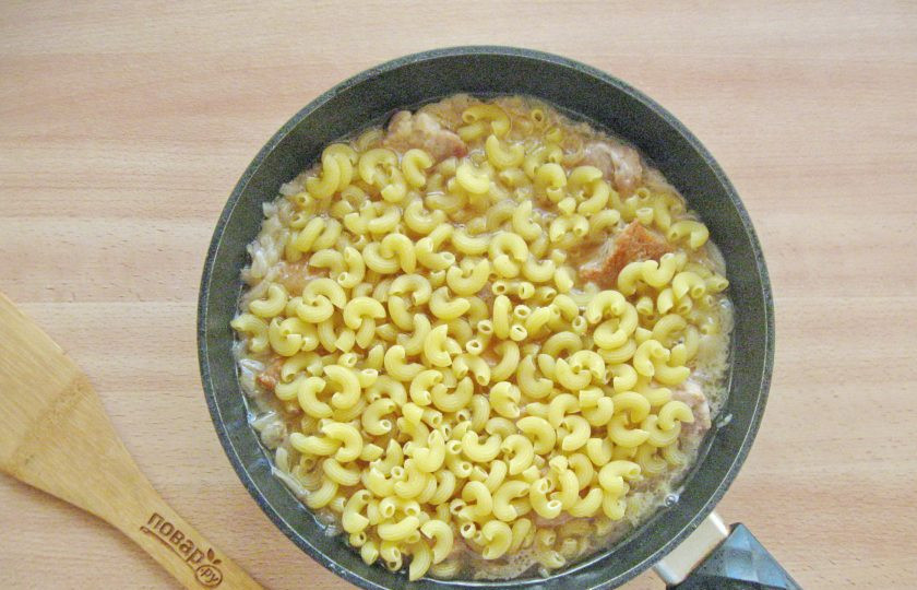 1. Этап. Макароны по-деревенски: После выложите в сковороду макароны, налейте еще воду. Немного посолите. Накройте сковороду крышкой и тушите макароны с мясом до готовности.