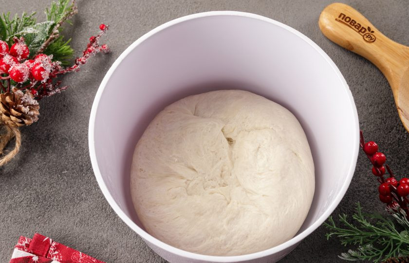 1. Этап. Новогодние пирожки Змейки: Подошедшее тесто необходимо обмять и можно приступать к формированию пирожков.