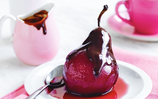 1. Этап. Пьяная груша: 4. Готовые груши достаем из кастрюли и порционно выкладываем на тарелки. Шоколад растапливаем в микроволновой печи и поливаем им грушу. Приятного аппетита!