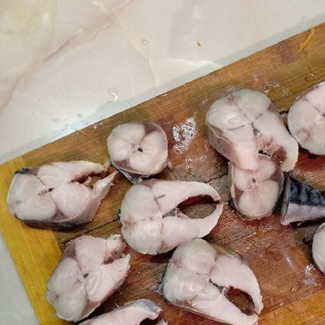 1. Этап. Суп рыбный с перловой крупой: Рыбу разделать, промыть и нарезать кусочками.