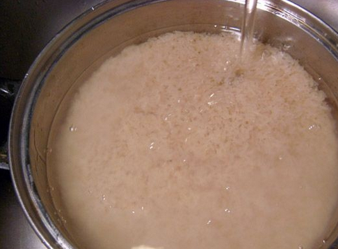 1. Этап. Плов с курицей в микроволновке: 3. Дальше перекладываем все содержимое в кастрюлю, засыпаем сверху хорошо промытый рис и заливаем водой, чтобы она поднималась на 1-2 пальца над рисом. Готовим еще 10 минут, по необходимости добавим еще соли и специй.