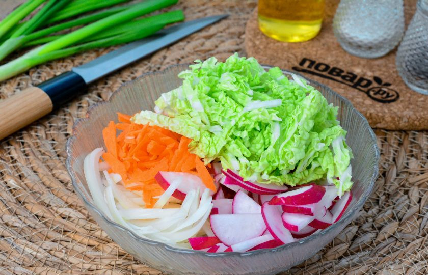 1. Этап. Салат с редиской и пекинской капустой: Все нарезанные овощи выложите в глубокую посуду.