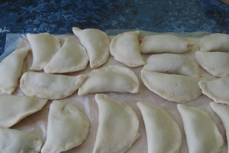 1. Этап. Вареники с малиной: Скрепляем края теста и лепим из него вареник, проделываем то же самое со всем тестом.