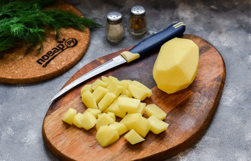 1. Этап. Суп с брокколи и кукурузой: Картофель очистите, вымойте, просушите и нарежьте небольшими кубиками.