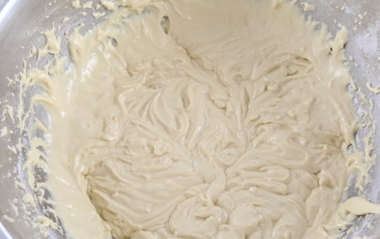 1. Этап. Медовик простой: 3. Сразу переложите гашенную соду в миску к меду и яйцам, просейте муку, перемешайте.