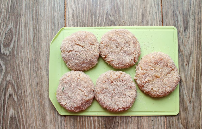 1. Этап. Куриные котлеты с кабачком в мультиварке: Разделите готовый фарш на ровное количество и сформируйте мокрыми руками котлетки. Запанируйте в сухарях.