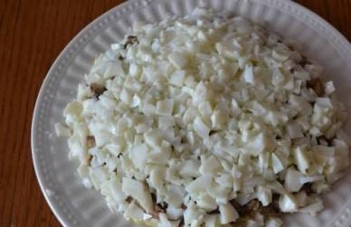 1. Этап. Шпротный салат: Следующим слоем выкладываем яичные белки, смазываем их майонезом.