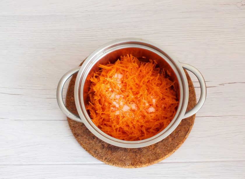 1. Этап. Морковный хлеб в хлебопечке: В сотейник или в кастрюльку налейте 1 ст.л. растительного масла, переложите в нее тертую морковь, добавьте сахар и поставьте на средний огонь. Как только морковь начнет обжариваться, добавьте к ней 70 мл. воды и в течение 3-4 минут потушите.