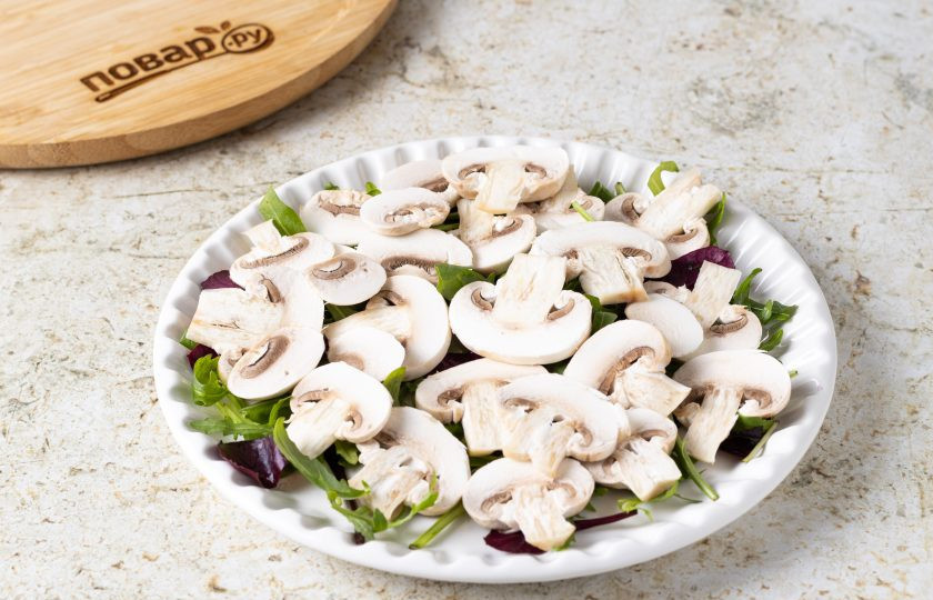 1. Этап. Карпаччо из шампиньонов с песто: Затем ломтики грибов.