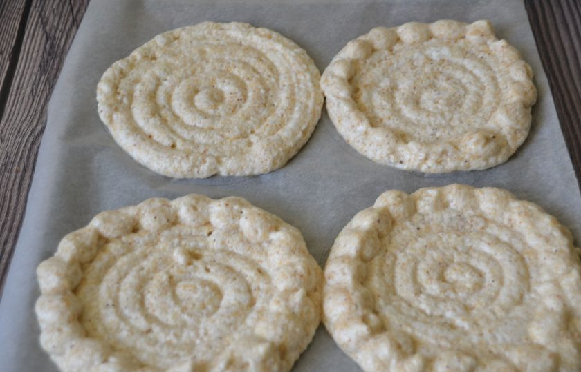 1. Этап. Дакуаз: Застелите противень бумагой для выпечки, нарисуйте на ней контуры вашей выпечки, у меня было четыре круга размером с чайное блюдце. Переложите тесто в кондитерский мешок с насадкой диаметром 12 мм и отсадите тесто по нанесенному трафарету змейкой. Выпекайте 35 минут при температуре 170 градусов.