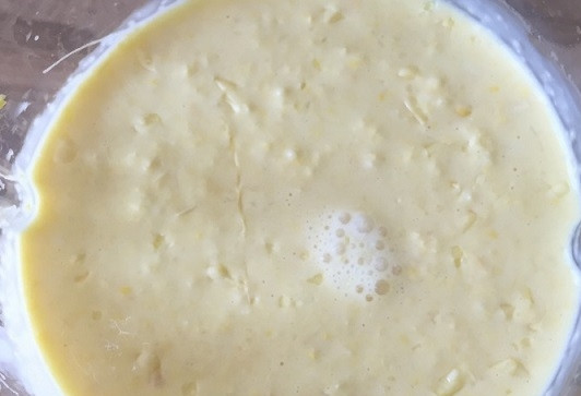 1. Этап. Рецепт кукурузного пирога: 3. Очистите кукурузу от початка и выложите в чашу блендера. Добавьте кукурузную муку и сливки. Взбейте до однородности.