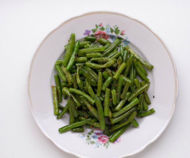 1. Этап. Морской коктейль с соевым соусом: 3. Обжаренную фасоль выложить на тарелку.