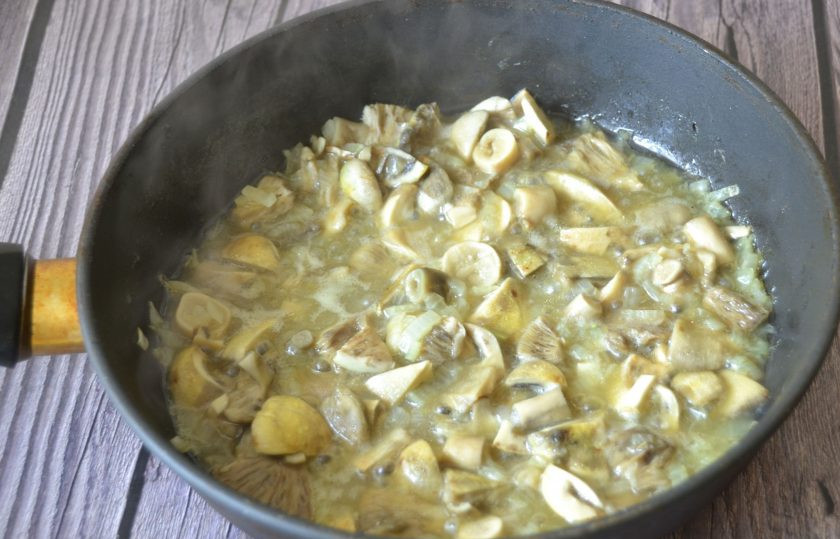 1. Этап. Суп из сыроежек: Жарьте сыроежки до готовности.