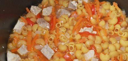 1. Этап. Рожки с мясом в мультиварке: Заливаем макароны водой, чтоб полностью закрыть (но не выше).