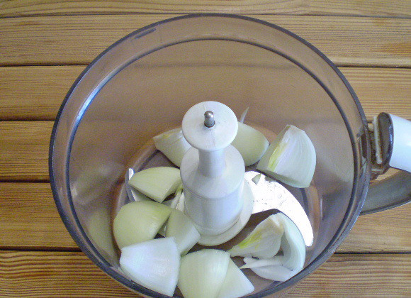 1. Этап. Котлеты из перловки: 2. В чашу блендера кладем лук. Измельчаем.