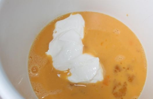 1. Этап. Дрожжевые рогалики: Добавляем яйца и сметану к растаявшим дрожжам. Хорошо размешиваем.